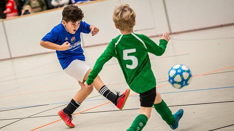 Szene aus dem Einlagespiel zwischen den G-Junioren des VfB Kulmbach (blaue Trikots) und des VfR Katschenreuth (grün). Foto: Alexander Muck