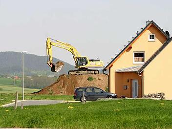 Einen Lärmwall zum Schutz vor der Umgehung gab es schon einmal. Der wurde 2006 dann aber abgetragen, um das Baugebiet durch den freien Blick ins Maintal attraktiver zu machen. Foto: Archiv