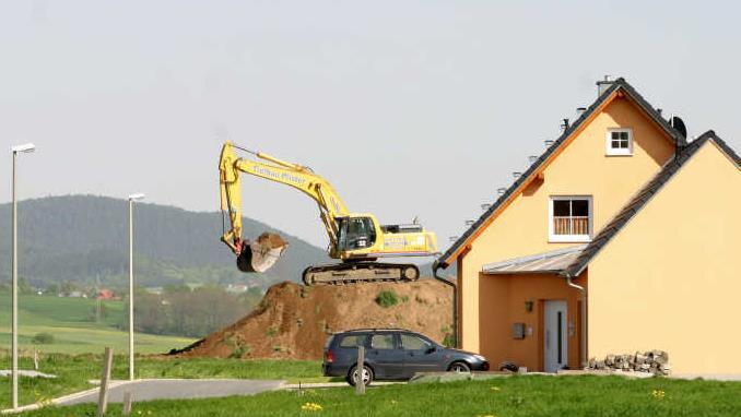 Einen Lärmwall zum Schutz vor der Umgehung gab es schon einmal. Der wurde 2006 dann aber abgetragen, um das Baugebiet durch den freien Blick ins Maintal attraktiver zu machen. Foto: Archiv
