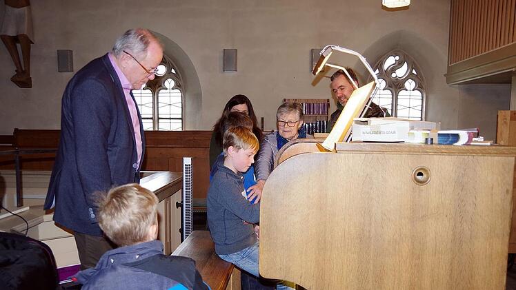 Orgelmäuschen erproben sich an der Orgel. Foto: Heike Schülein