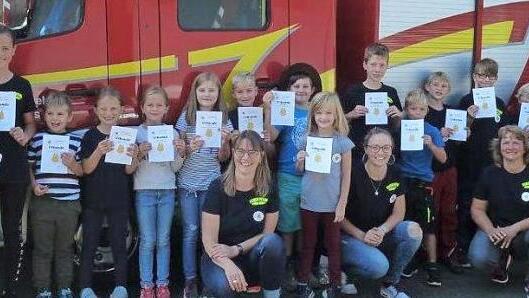 15 "Feuersalamander" haben das erste Fl&auml;mmchen in der Tasche. Foto: privat