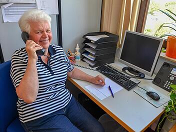 Hermine Waldner an einem Arbeitsplatz der freiwilligen Paten im Malteser HauptgebäudeRonald Rinklef