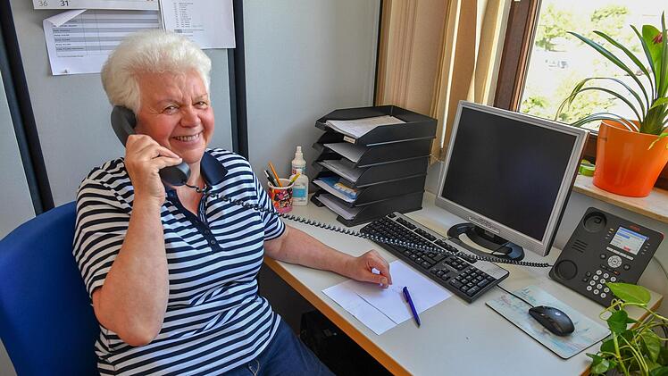 Hermine Waldner an einem Arbeitsplatz der freiwilligen Paten im Malteser HauptgebäudeRonald Rinklef