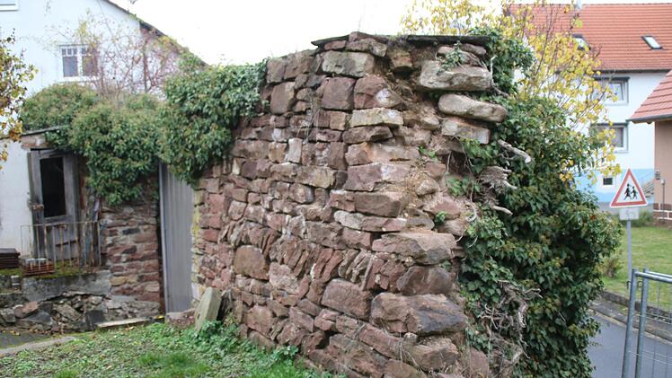 An der Klostermauer in Thulba stehen Sanierungsarbeiten an. Foto: Hilmar Ruppert