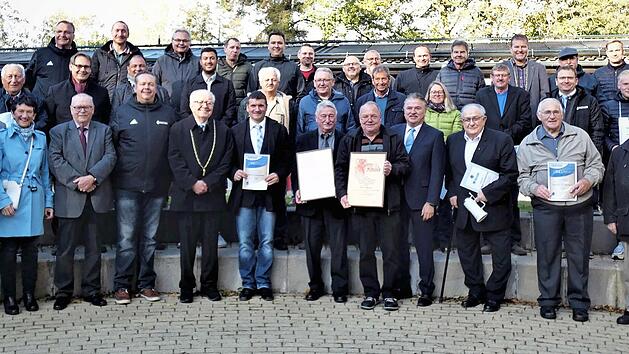 Obmann Udo Konstantopoulos (vorne, Siebter von rechts) zeichnete (weiter nach rechts) Heinz Hofmann und Kurt Meyer mit der Ehrenmitgliedschaft der Schiedsrichtervereinigung aus. Mit auf dem Bild die Ehreng&auml;ste und langj&auml;hrige Schiedsrichter.
