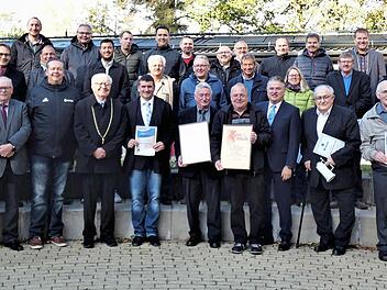 Obmann Udo Konstantopoulos (vorne, Siebter von rechts) zeichnete (weiter nach rechts) Heinz Hofmann und Kurt Meyer mit der Ehrenmitgliedschaft der Schiedsrichtervereinigung aus. Mit auf dem Bild die Ehrengäste und langjährige Schiedsrichter.