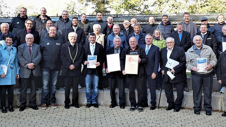 Obmann Udo Konstantopoulos (vorne, Siebter von rechts) zeichnete (weiter nach rechts) Heinz Hofmann und Kurt Meyer mit der Ehrenmitgliedschaft der Schiedsrichtervereinigung aus. Mit auf dem Bild die Ehrengäste und langjährige Schiedsrichter.