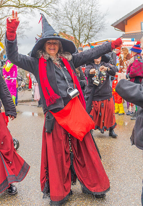 Buntes Faschingstreiben begeistert groß und klein.