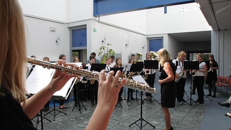 Rhythmus im Blut: Eigens für die Namensgebung stellte Petra Schmitt ein großes Bläserensemble aus Musikschülern zusammen.