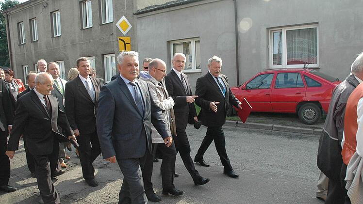Beim Festzug in Klobuck von links: Bürgermeister von Klobuck Krzysztof Nowak, Dolmetscher Jaroslaw Gazdzicki, Landrat Wilhelm Schneider und Landrat Roman Minkina.