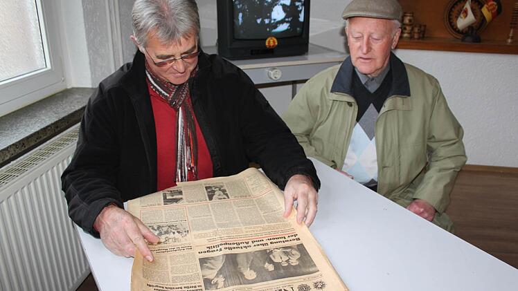 Heinz Barnickel (rechts) schaut in eine Ausgabe des "Neues Deutschland".
