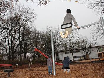 Auch am Spielplatz Käsröthe hat die Stadt neu investiert und die morschen Schaukeln durch eiserne Geräte ersetzt.  Foto: Roepert