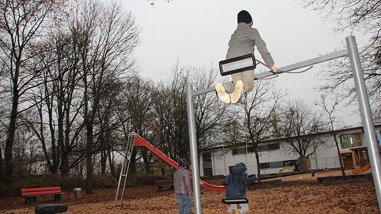 Auch am Spielplatz Käsröthe hat die Stadt neu investiert und die morschen Schaukeln durch eiserne Geräte ersetzt.  Foto: Roepert