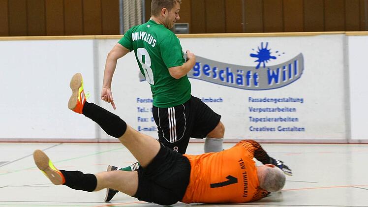 Der Thurnauer Torwart-Oldie Thomas Bernreuther stoppt den Mainleuser Kamil Trojanowski.