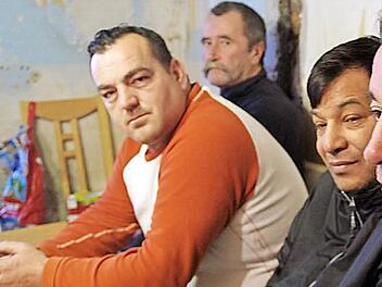 Der Blick geht ins Leere. Doch die vier Arbeiter aus Rumänien wollen sich nicht unterkriegen lassen (von vorne): Ionel Vasile, Nicolaie Moldovan, Marian Opran und Ioan Voda. Fotos: Marco Meißner
