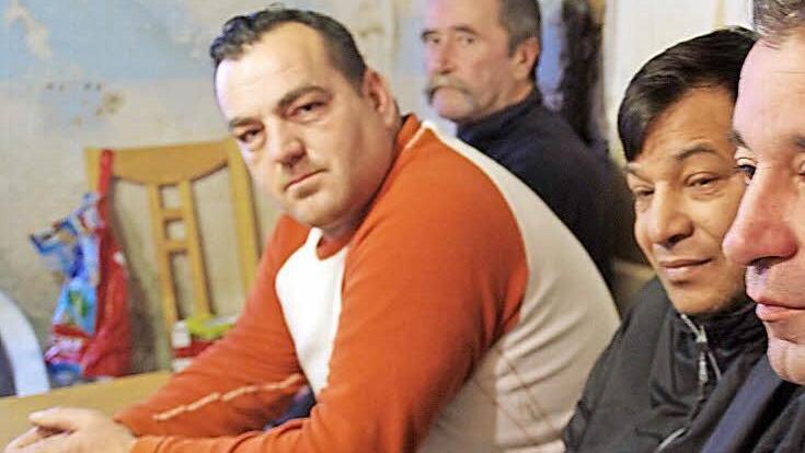 Der Blick geht ins Leere. Doch die vier Arbeiter aus Rumänien wollen sich nicht unterkriegen lassen (von vorne): Ionel Vasile, Nicolaie Moldovan, Marian Opran und Ioan Voda. Fotos: Marco Meißner