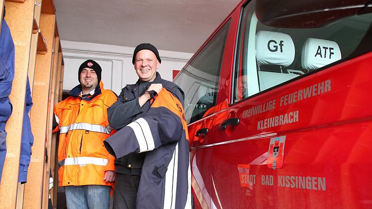 Gerade mal ein halber Meter ist zwischen dem Feuerwehrauto und den Spinden Platz, um sich für den Einsatz umzuziehen. Foto: Ralf Ruppert