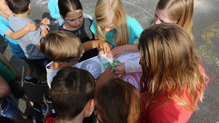 Große Freude bei der Klasse 3b der Grundschule Altenburgblick in Mühlendorf bei Bamberg. Die Schüler haben den zweiten Platz geholt. Foto: Barbara Herbst