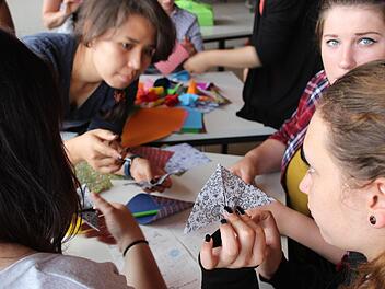 Die Feinmotorik wird beim Papierfalten geschult. Fotos: Heike Beudert