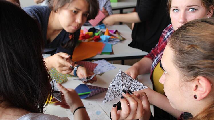 Die Feinmotorik wird beim Papierfalten geschult. Fotos: Heike Beudert