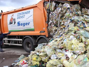 Die Gelben Säcke sammelt die Münnerstädter Firma Seger bereits seit Jahren im Landkreis Bad Kissingen, nun hat die Firma auch die Ausschreibung für Rest- und Biomüll sowie Altpapier gewonnen. Foto: Heike Beudert
