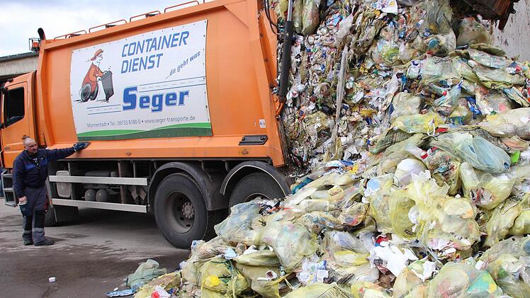 Die Gelben Säcke sammelt die Münnerstädter Firma Seger bereits seit Jahren im Landkreis Bad Kissingen, nun hat die Firma auch die Ausschreibung für Rest- und Biomüll sowie Altpapier gewonnen. Foto: Heike Beudert