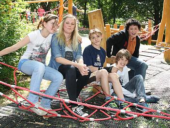 Sozialarbeiterin Melanie Faulhaber (2. von links) trat im Herbst 2013 die erste Stelle als Jugendsozialarbeiterin in der Berufs- und Saaletal-Schule an. Ihre erfolgreiche Arbeit, etwa solche Gespräche außerhalb des Unterrichts mit (von links) Francesca, Sebastian, Lukas und Kay, hat Schule gemacht. Foto: Ralf Ruppert/Archiv