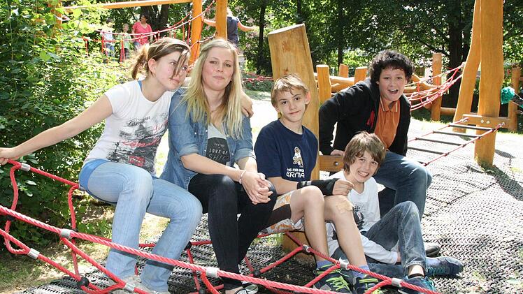 Sozialarbeiterin Melanie Faulhaber (2. von links) trat im Herbst 2013 die erste Stelle als Jugendsozialarbeiterin in der Berufs- und Saaletal-Schule an. Ihre erfolgreiche Arbeit, etwa solche Gespräche außerhalb des Unterrichts mit (von links) Francesca, Sebastian, Lukas und Kay, hat Schule gemacht. Foto: Ralf Ruppert/Archiv