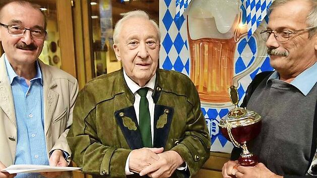 Hans-Herbert Hartan, Manfred Jenke und Hubertus Lengenfeld (von links) bei der Ehrung Foto: Joachim Pfadenhauer