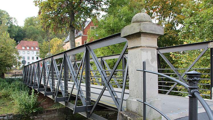 Die "bei den Roten": Die Firma Brockardt hat in Coburg viele Spuren hinterlassen - außer zahlreichen Gebäuden, die heute unter Denkmalschutz stehen,  hat auch die markante Brücke zwischen Sonntagsanger (Höhe SPD-Haus) und Mühldamm (hinter Rot-Kreuz-Haus) mit dem Bauunternehmen zu tun. Denn bevor es seinen Coburger Stammsitz in die Nähe des Kanonenwegs verlegte ("Brockardt-Gelände"),  war es auch am Sonntagsanger angesiedelt.  Bernhard Brockardt ließ die Brücke 1891 als "Privatsteg" errichten;...