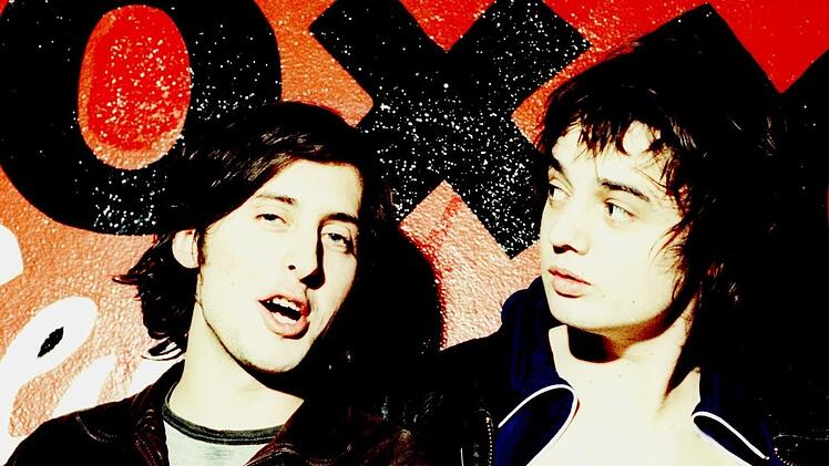 Ein Bild aus alten Tagen: Peter Doherty (rechts) und Carl Barât veröffentlichten 2024 mit "All Quiet On The Eastern Esplanade" ein neues Libertines-Album.