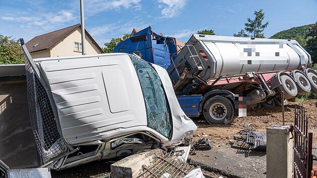 Kreis Forchheim: Lkw kracht in Baustelle - 300.000 Euro Schaden
