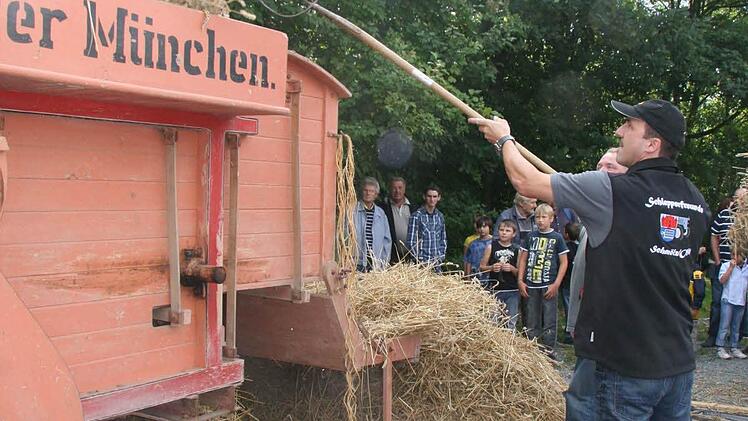 Gabelweise wurden die Getreidebündel in die Dreschmaschine eingelegt.