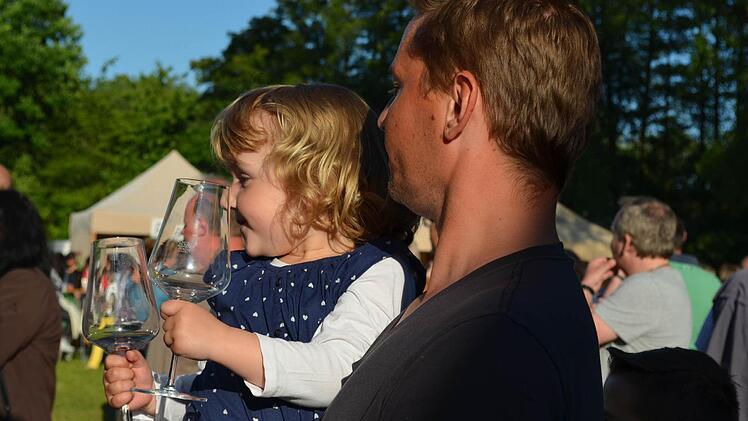 "Wein und Main" für "Groß und Klein": Hannah Weber schaut sich auf dem Arm von Papa Stefan ihre Umgebung an. Foto: Sina Mattheus