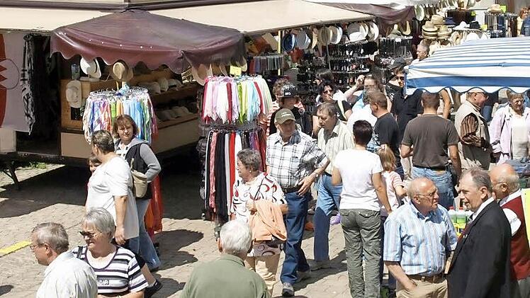 Der Pfingstmarkt in Ebenhausen hat gute Tages gesehen, wie auf diesem Bild aus dem Jahr 2011 zu erkennen ist. Die Zeiten sind vorbei, der gute Besuch auch. Foto: Archiv /tefan Geiger