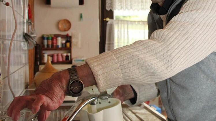 Seinen Tee bereitet sich der Alladorfer noch selbst zu.