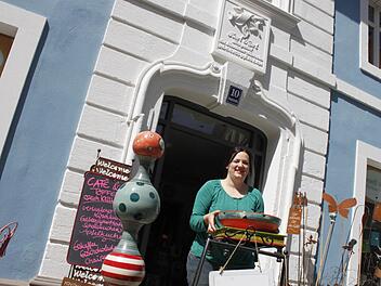Angelika Heim vor ihrem sanierten Töpferei-Cafe' "Himmel&Erde".