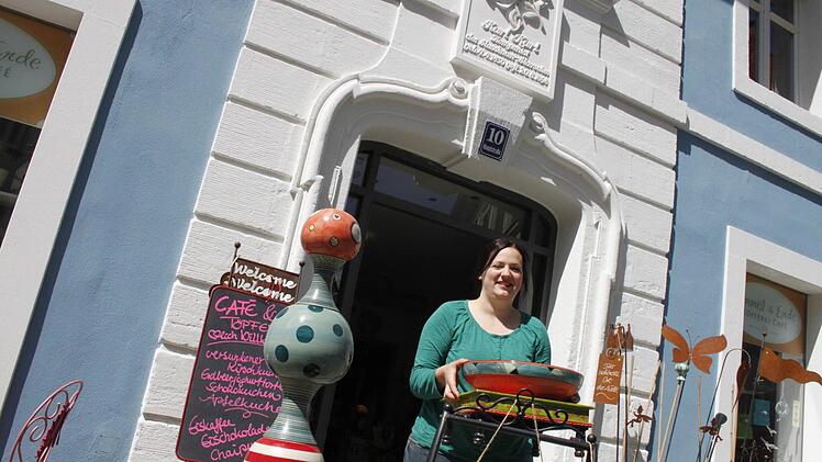 Angelika Heim vor ihrem sanierten Töpferei-Cafe' "Himmel&Erde".
