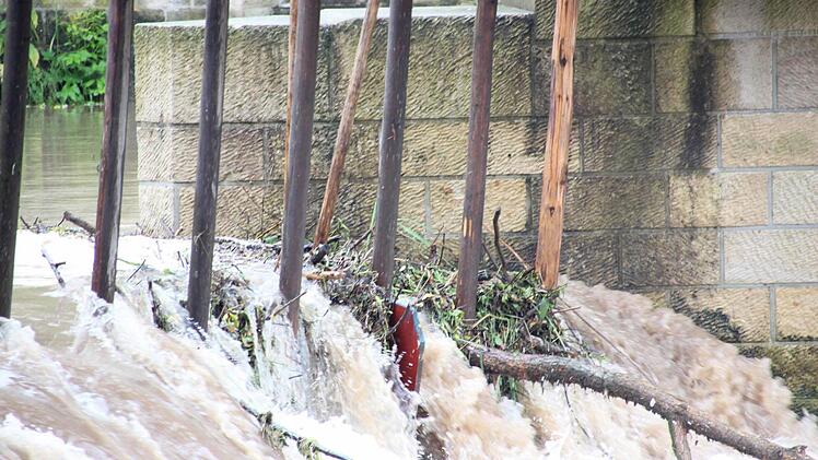Am Steinwehr in Kronach hatte sich Treibgut verfangen.  Foto: Friedwald Schedel