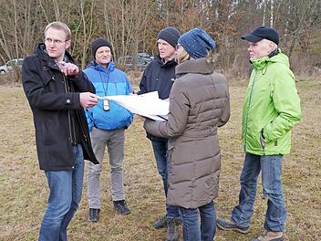 Auf der vermuteten Siedlungsfläche am Osterrain informierten (von links) Projektleiter Nils Ostermeier und Denkmalpfleger Dr. Ralf Obst die Schönderlinger Gerhard Morber, Beatrix Lieb und Herbert Schuhmann über die vorgesehenen Untersuchungen. Foto: Oswald Türbl