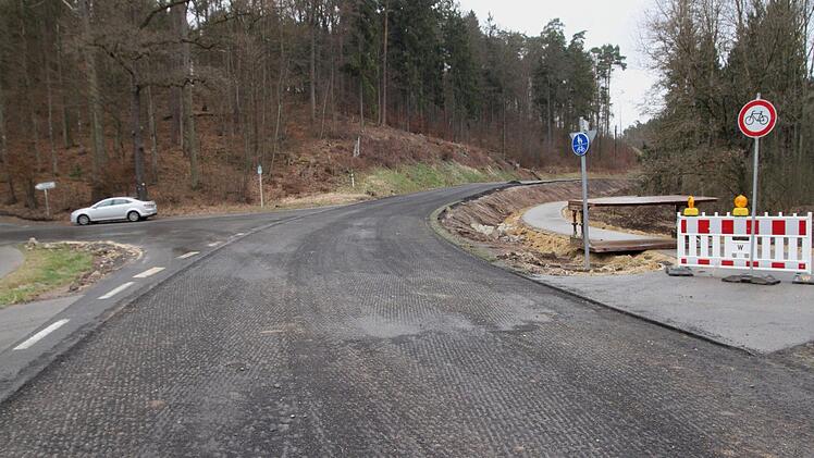 Die Staatsstraße 2274 wird in Richtung Finkenmühle angeglichen. Der Radweg in Richtung Breitbrunn ist derzeit gesperrt. Fotos: Günther Geiling
