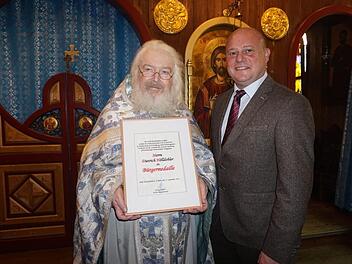 Bürgermeister Georg Seiffert verlieh an Pfarrer Fjodor Hölldobler die Bürgermedaille der Stadt Bischofsheim. Marion Eckert