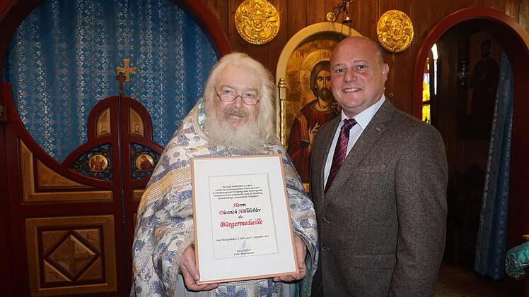 Bürgermeister Georg Seiffert verlieh an Pfarrer Fjodor Hölldobler die Bürgermedaille der Stadt Bischofsheim. Marion Eckert