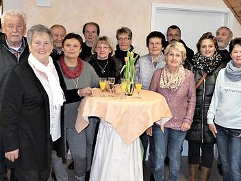 Gertraud Thomas feierte ihren 80. Geburtstag. Im Bild (von links) Tochter Petra Gogolok, Sohn Werner Thomas sowie Erich und Gertraud Thomas mit den Gratulanten  Foto: Werner Reißaus