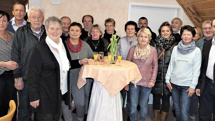 Gertraud Thomas feierte ihren 80. Geburtstag. Im Bild (von links) Tochter Petra Gogolok, Sohn Werner Thomas sowie Erich und Gertraud Thomas mit den Gratulanten  Foto: Werner Reißaus