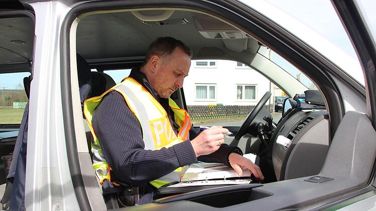 Matthias Stöcker nimmt die Daten eines Fahrers auf. Foto: Anna-Lena Deuerling
