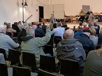 Die vielen Auktionsbesucher hatten ihren Spaß bei der Schnäppchenjagd.  Fotos: Marion Krüger-Hundrup