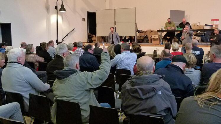 Die vielen Auktionsbesucher hatten ihren Spaß bei der Schnäppchenjagd.  Fotos: Marion Krüger-Hundrup