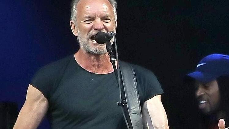 In hohen Sphären lässig singen und standfeste Bassläufe spielen: Sting in Forchheim Fotos: Barbara Herbst