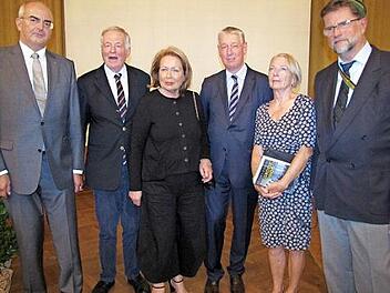Ehrengäste bei der Jubiläumsveranstaltung der Casimiriana war auch die Familie Hansen. Von links: Oberstudiendirektor Burkhard Spachmann, Karsten Hansen und dessen Ehefrau Dörte Hansen, Prof. Eckart Conze sowie Frauke Hansen und Hans Herold Wangemann von der Casimiriana Foto: Martin Koch